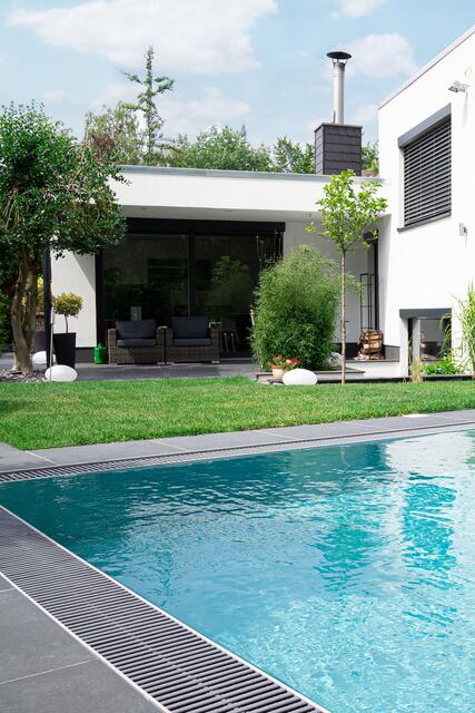 Die Sommer werden auch in Deutschland immer heißer - ein privater Pool kann langfristig für Abkühlung sorgen. Gesteuert und gewartet werden kann er heute bequem per App. | Foto: DJD/Pool-Systems.de