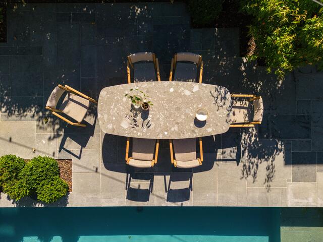 Sonnige Aussichten: An einer Tafel aus hochwertigen Materialien schmeckt das Familienfrühstück noch mal so gut. | Foto: DJD/4 Seasons Outdoor