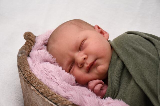 Elenor-Mariella Scheer aus Kraichtal kam am 04.03.2024 in der Fürst-Stirum Klinik Bruchsal zur Welt und wog bei einer Größe von 50 Zentimetern 3640 Gramm. | Foto: babysmile24.de