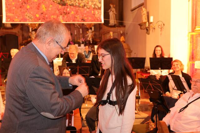 Julia Willy erhält die Verbandsehrennadel in Bronze. | Foto: Patrick Pompinon