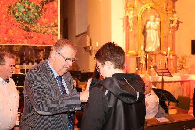 Kathrin Durst erhält die goldene Verbandsehrennadel. | Foto: Patrick Pompinon