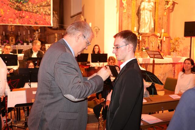 Felix Huber erhält die Verbandsehrennadel in Bronze. | Foto: Patrick Pompinon