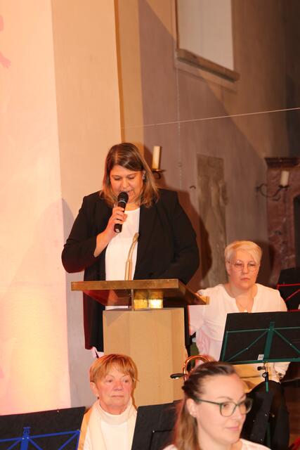 Vorsitzende Nadine Fitzon moderiert den nächsten Titel an. | Foto: Patrick Pompinon