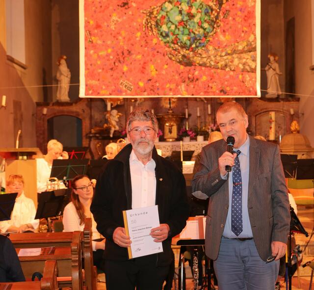 Hans-Joachim Böhler wird für 50 Jahre aktives Musizieren mit der großen goldenen Ehrennadel des Bund Deutscher Blasmusikverbände ausgezeichnet. | Foto: Patrick Pompinon