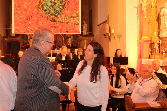 Lucia Droll erhält die goldene Verbandsehrennadel. | Foto: Patrick Pompinon