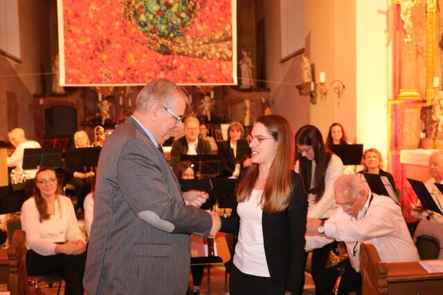 Luisa Huber erhält die Verbandsehrennadel in Bronze. | Foto: Patrick Pompinon