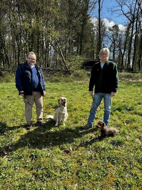 Peter Maier (r.) und Christian Jung im Wald bei Bretten-Sprantal. | Foto: Sebastian Weber