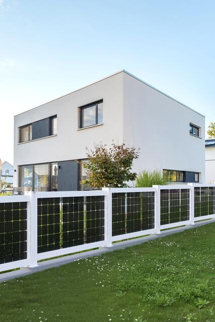 Sichtschutz und Ökokraftwerk in einem: Mit einem Solarzaun in Verbindung mit einem Stromspeicher lässt sich ein Großteil des Energiebedarfs im Haushalt decken. | Foto: DJD/www.solarcarporte.de