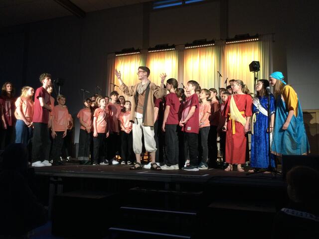 Petrus predigt in Jerusalem voller Begeisterung über Jesus Christus. | Foto: martin stock