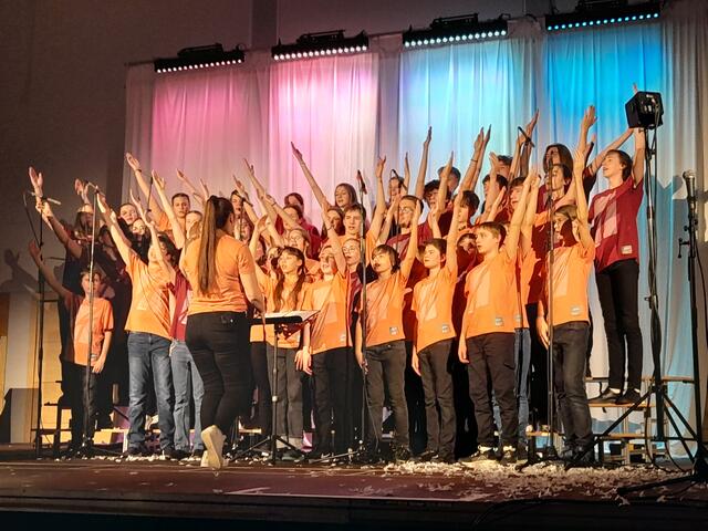 Ein großer begeisternder Chor junger Menschen mit Bandbegleitung bildet die Grundlage der Adonia-Musicals | Foto: martin stock