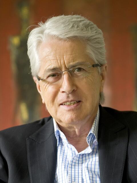 „Mir hat es sehr geholfen, von Experten mehr über die Erkrankung zu erfahren und Informationen zu bekommen, auf die ich mich verlassen kann“ (Frank Elstner, Fernsehmoderator, Entertainer und Beirat der Parkinson Stiftung) | Foto: Copyright: C. Gros; Quelle: Parkinson Stiftung
