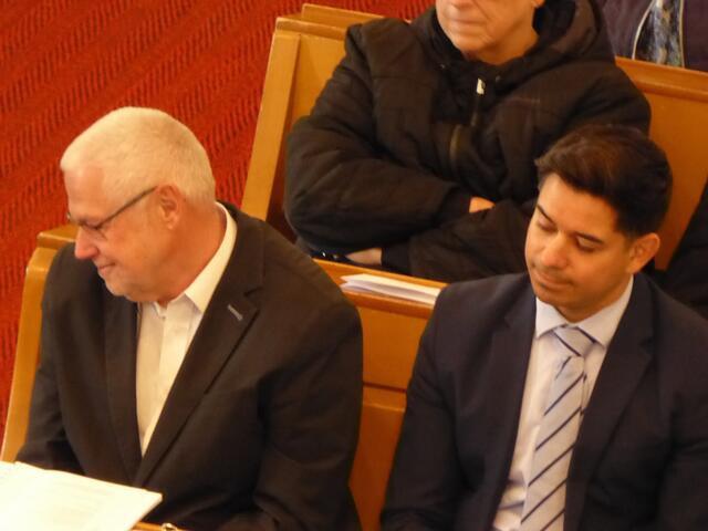 Chorleiter Klaus Schneider (l), Bürgermeister Timur Özcan