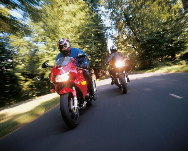 Wer sein Auto bereits bei einem bestimmten Anbieter versichert hat, kann für das Motorrad eine Zweitfahrzeugpolice abschließen. | Foto: DJD/Itzehoer Versicherungen