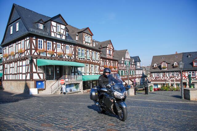 Das mittelhessische Braunfels ist eine Fachwerkstadt wie aus dem Bilderbuch - mit reizvoller Altstadt und romantischem Marktplatz. | Foto: DJD/Deutsche Fachwerk Straße/Motorradstrassen/Peter Wahl