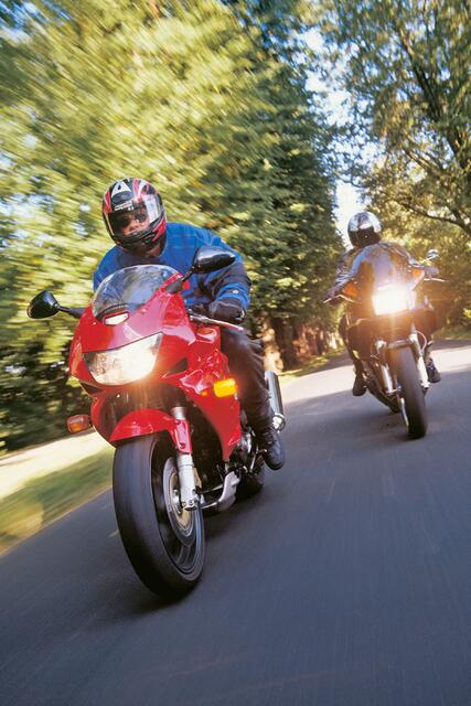 Mit einer ergänzenden Fahrerschutzversicherung ist auch der Personenschaden des Motorradfahrers oder der -fahrerin bei einem selbstverschuldeten Unfall umfassend geschützt. | Foto: DJD/Itzehoer Versicherungen