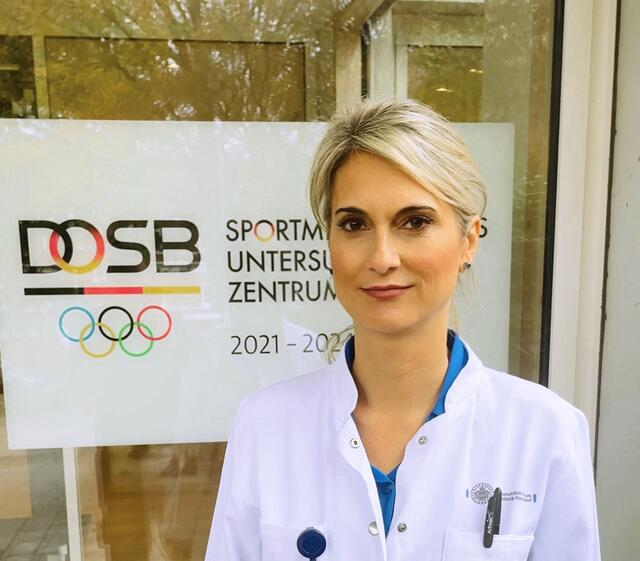 Dr. Julia Schmidt, Fachärztin für Orthopädie und Unfallchirurgie, erklärt, warum Rotationsbewegungen bei Stürzen so gefährlich sind. | Foto: DJD/www.mipsprotection.com/Dr. Julia Schmidt