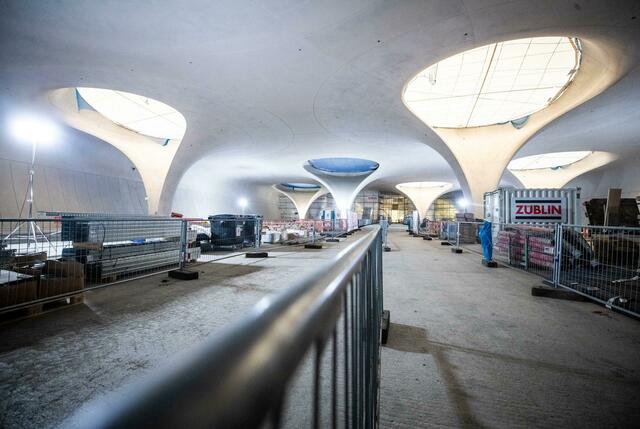 Tageslicht fällt während der „"Tage der offenen Baustelle" durch die Lichtaugen des neuen Stuttgarter Hauptbahnhofs. Ein Prozess um die Mehrkosten von Stuttgart 21 nähert sich dem Ende. | Foto: Christoph Schmidt/dpa