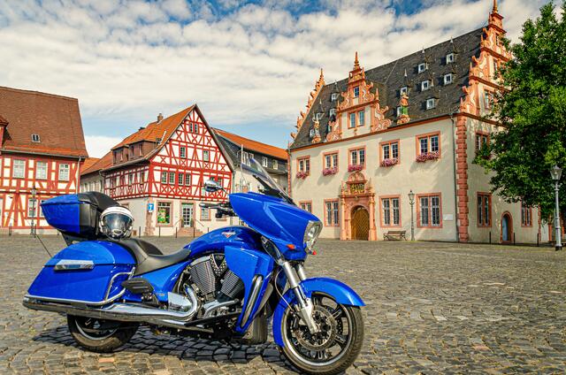 Sehenswert an der Deutschen Fachwerkstraße ist der historische Marktplatz von Groß-Umstadt in Südhessen mit seinem Kopfsteinpflaster. Hier steht auch das imposante Renaissance-Rathaus, ein Kulturdenkmal. | Foto: DJD/Deutsche Fachwerk Straße/Motorradstrassen/Peter Wahl