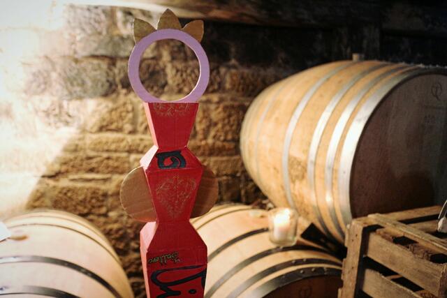 Die knallige Kunst von Christiane Breu war in einem Weinkeller zu sehen. | Foto: kuna