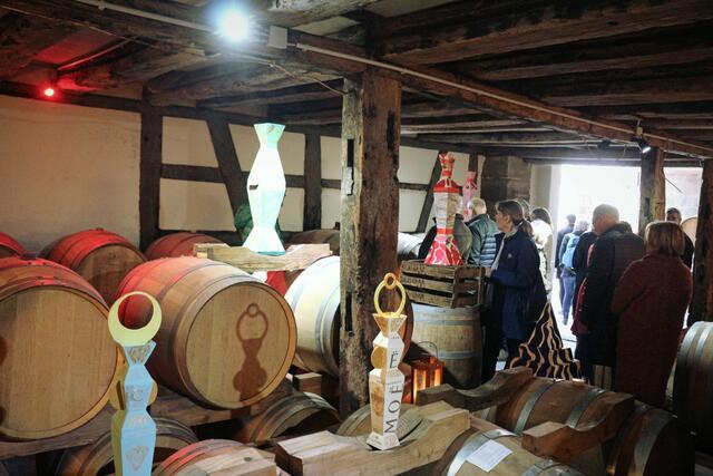 Die knallige Kunst von Christiane Breu war in einem Weinkeller zu sehen. | Foto: kuna