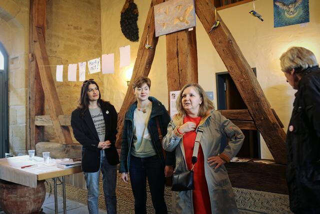 Die ukrainischen Künstlerinnen Zhanna Khelemska und Iuliaa Frantseva mit der Vorsitzenden des Kulturdreiecks Helga Essert-Lehn (von links). | Foto: kuna