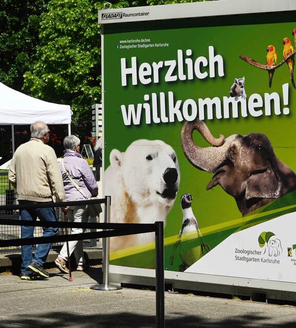 Personen gehen in den Karlsruher Zoo. | Foto: Uli Deck/dpa