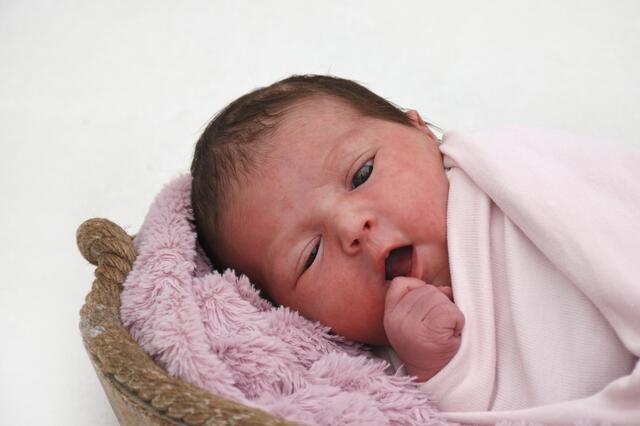 Emma Majoros aus Kraichtal-Unteröwisheim kam am 01.05.2024 in der Fürst-Stirum Klinik Bruchsal zur Welt und wog bei einer Größe von 50 Zentimetern 3310 Gramm. | Foto: babysmile24.de