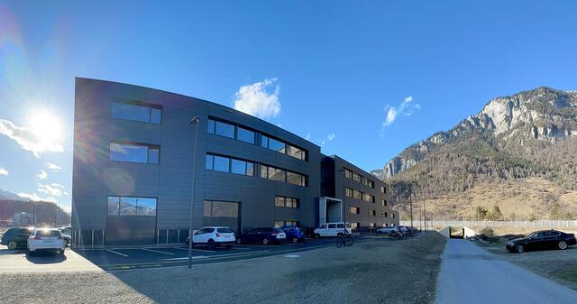 Vor imposanter Schweizer Kulisse zeigt sich der neu gebaute moderne Firmensitz von Algordanza: Das Unternehmen bietet seit 2004 Erinnerungsdiamanten an. | Foto: DJD/Algordanza Erinnerungsdiamanten