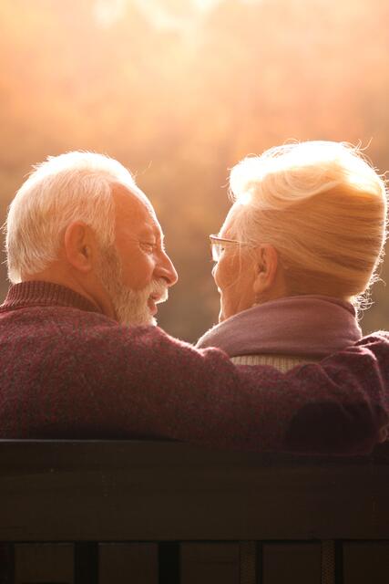 Für eine rechtzeitige Bestattungsvorsorge gibt es viele gute Gründe: Vor allem kann man damit seine Angehörigen von Entscheidungen und finanziellen Belastungen in einer emotional schwierigen Zeit entlasten. | Foto: DJD/Algordanza Erinnerungsdiamanten/Cherries - stock.adobe.com