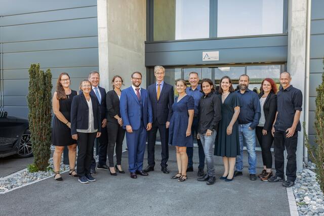 Das Schweizer Unternehmen Algordanza bietet seit 2004 Erinnerungsdiamanten an. Auf dem Bild präsentiert sich das Team vor dem neu erbauten modernen Firmensitz. | Foto: DJD/Algordanza Erinnerungsdiamanten/Yvonne Bollhalder