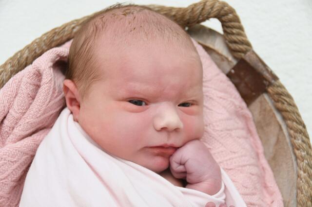 Lilli Geiger aus Kraichtal kam am 27.05.2024 in der Fürst-Stirum Klinik Bruchsal zur Welt und wog bei einer Größe von 54 Zentimetern 3500 Gramm. | Foto: babysmile24.de