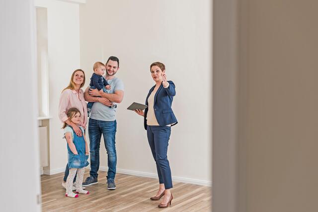 Ein eigenes Zuhause für die Familie: Zehn bis 15 Prozent des Kaufpreises sollten als Eigenkapital vorhanden sein, so lautet eine Faustformel. | Foto: DJD/Dr. Klein Privatkunden/Getty Images/Uwe Umstätter