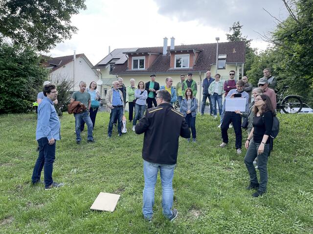 Björn Böttle erläutert Naherholungsgebiet | Foto: red