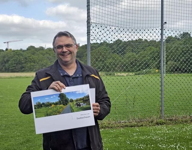 Björn Böttle erläutert Naherholungsgebiet | Foto: red