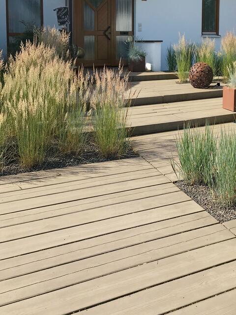 Terrassendielen in Holzoptik: Gut, wenn man im Sommer einen Belag hat, der alles mitmacht und mit der natürlichen Umgebung harmoniert. | Foto: DJD/MAHORA/braun-steine