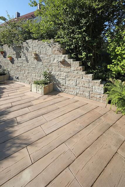 Durch die Dielen in Holzoptik entsteht ein unverfälscht natürlicher Charakter mit reizvollen Effekten. | Foto: DJD/MAHORA/braun-steine