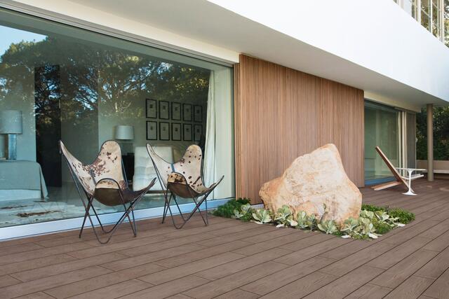 Die Terrassendielen in Holzoptik sind langlebig, witterungsbeständig und pflegeleicht. | Foto: DJD/MAHORA/braun-steine/KOTO - stock.adobe.com