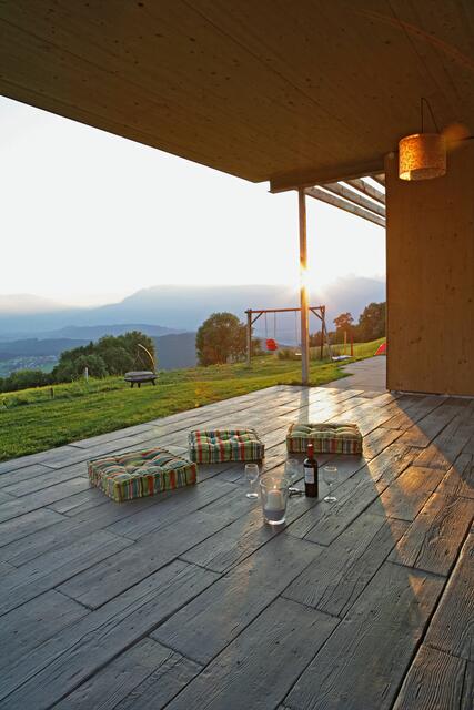 Dielensteine mit Holzmaserung sind witterungsbeständig, pflegeleicht und splitterfrei. | Foto: DJD/MAHORA/braun-steine