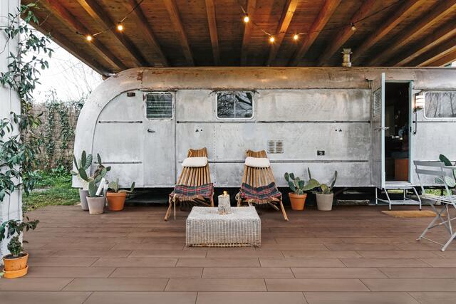 Die Terrassendielen in Holzoptik gibt es in drei Farben, beispielsweise wie hier auf dem Bild in einem warmen Umbra. | Foto: DJD/MAHORA/braun-steine/Sergio Marcos