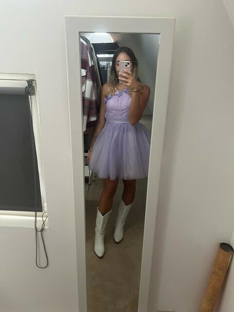 "Ich habe mir mein Outfit für die Eras Tour bereits zusammengestellt. Es ist inspiriert von der Speak Now Era", schreibt Laura Mahler. | Foto: privat