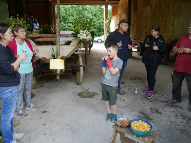Der gerade noch fertig gewordene Kirchenwagen wurde auf den Namen 'Peter' getauft und das 'Ereignis' mit Sekt begossen.