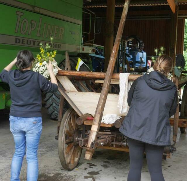 Der Heuwagen wird dekoriert.