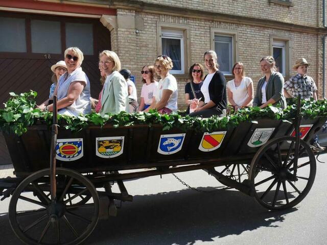 Neu bei der Pferdeprozession: Jede Frau repräsentiert einen Stadtteil. 
