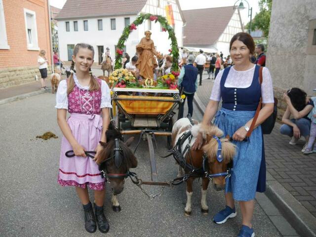 Petrus, der Patron der Kirche St. Peter. 'Gezogen von zwei Miniponys. 
