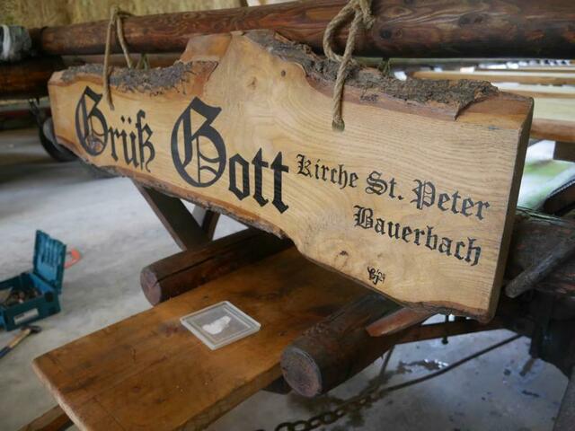 Das 'Nummernschild' des Kirchenwagens. Gestaltet von der Grafikerin Cäcilia Jordan aus Bauerbach. 