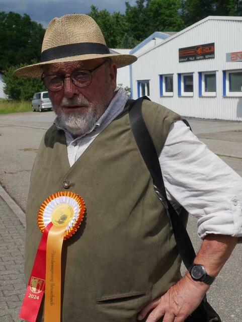 Ein Scherzkeks fragt: Als was wurdest du dekoriert? Als Wallach oder Esel????