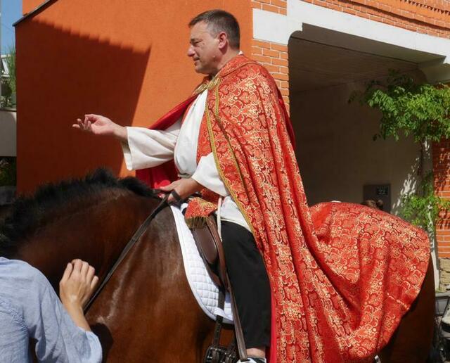 Pfarrer Wolfgang Streicher hoch zu Ross und in seinem Element. 