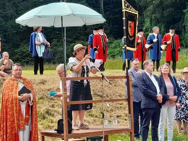 Sprecherin Anna-Elisabeth Albert-Berg begrüßt Prozessionsteilnehmer und Zuschauer. 