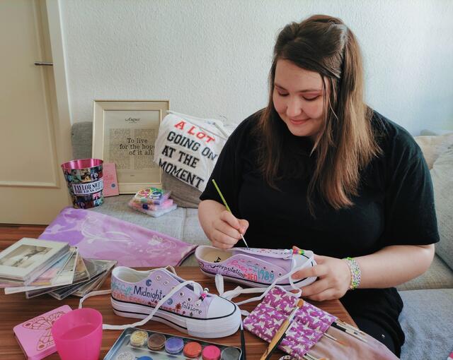 "Nachdem Taylor es so schön formuliert hat: 'If the shoe fits, walk in it til your high heels break', wollte ich für die Eras Tour passende Schuhe selber basteln", schreibt Annika Schmidt. | Foto: privat