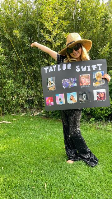 "Unsere 10-jährige Tochter Valentine ist ein riesiger Swiftie. Sie verehrt und bewundert Taylor nicht nur für ihre herausragende Musik sondern vor allem auch für ihr soziales Engagement für Frauen und der LGBTQIA+ Community. Ein wunderbares positives Vorbild für junge Mädels bzw. junge Menschen generell dieser Welt.
Das macht mich als Mama auch sehr glücklich", schreibt Katrin Schuh.
 | Foto: privat